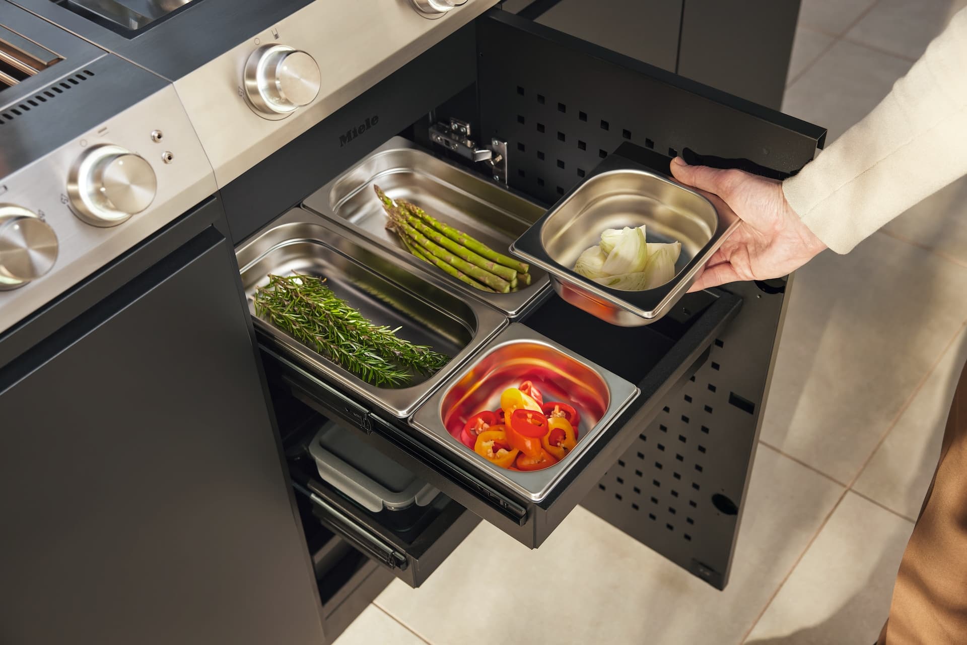 Schublade mit Zubehörbehältern der Miele Outdoor-Küche
