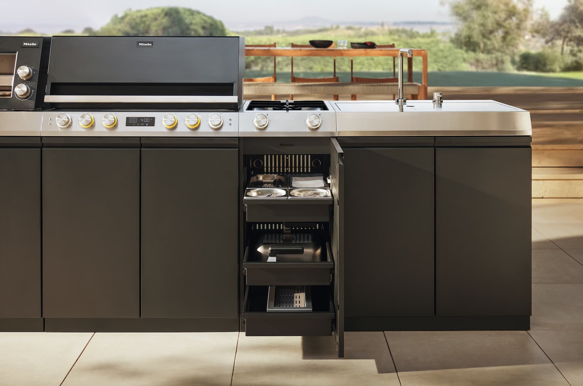 Vollausgestattete Miele Outdoor-Küche mit offenen Regalen