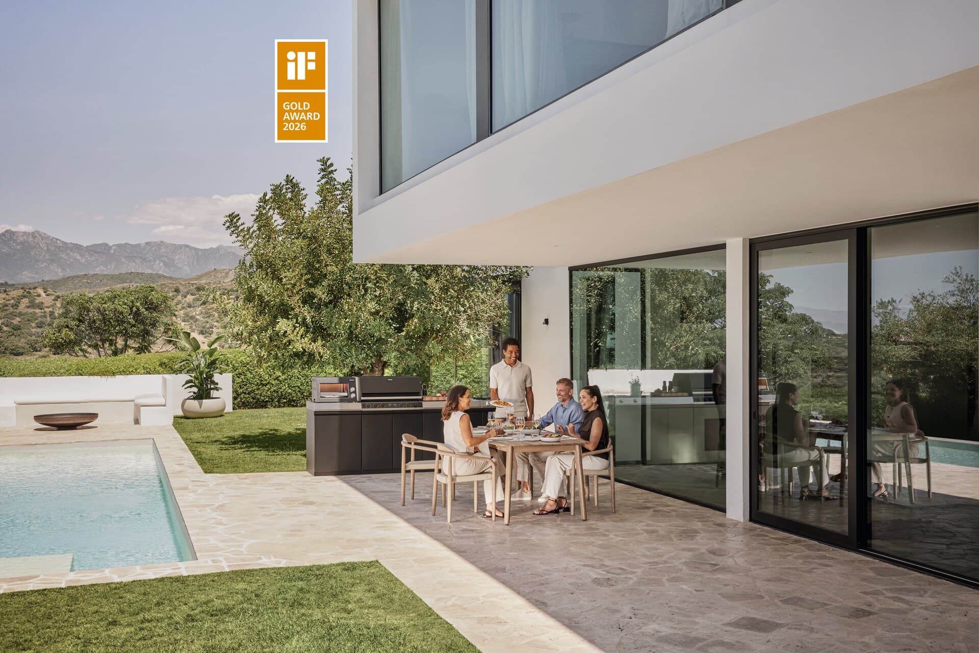 Miele Outdoor-Küche am Pool mit Gästen