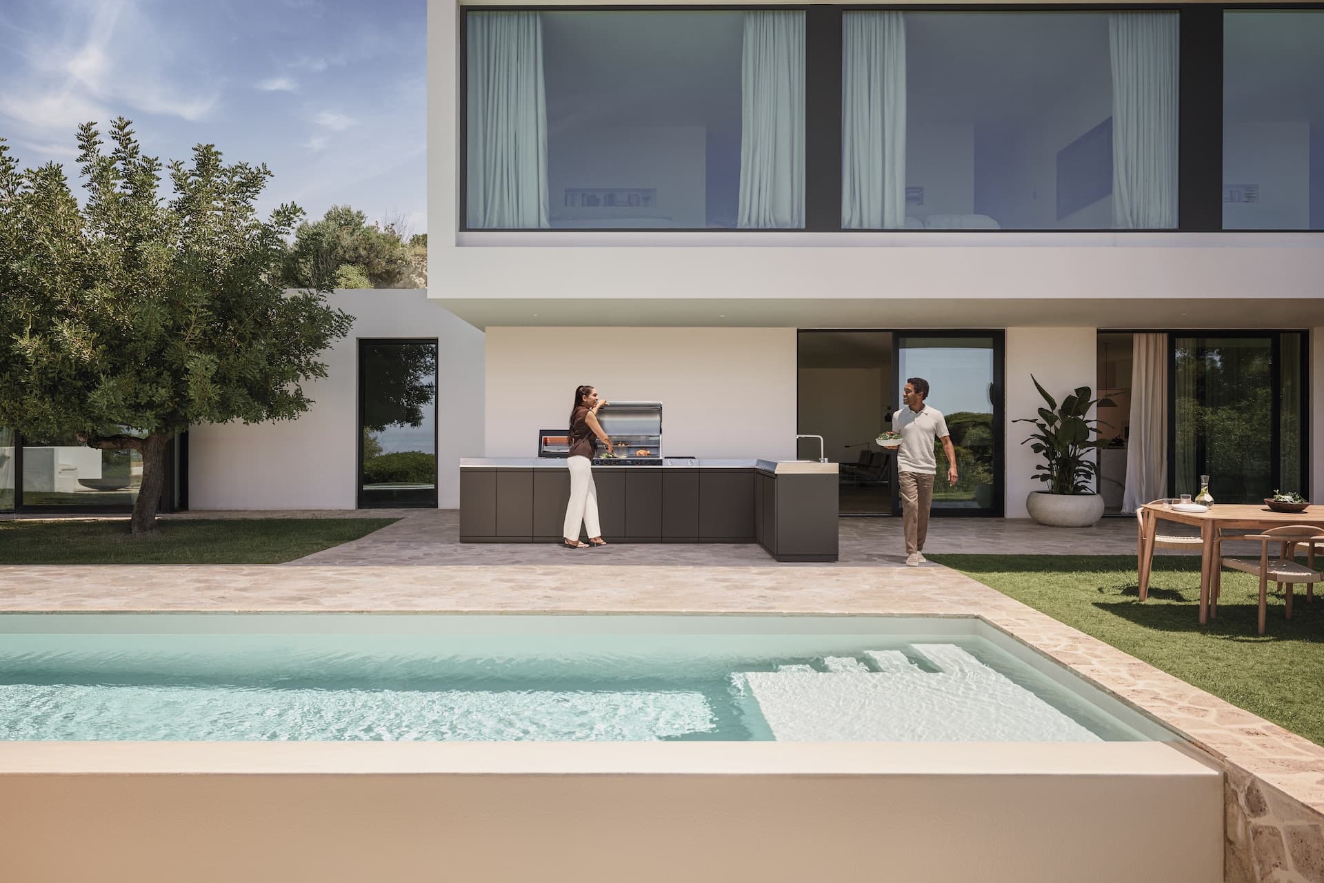 Miele Outdoor-Küche auf der Terrasse am Pool