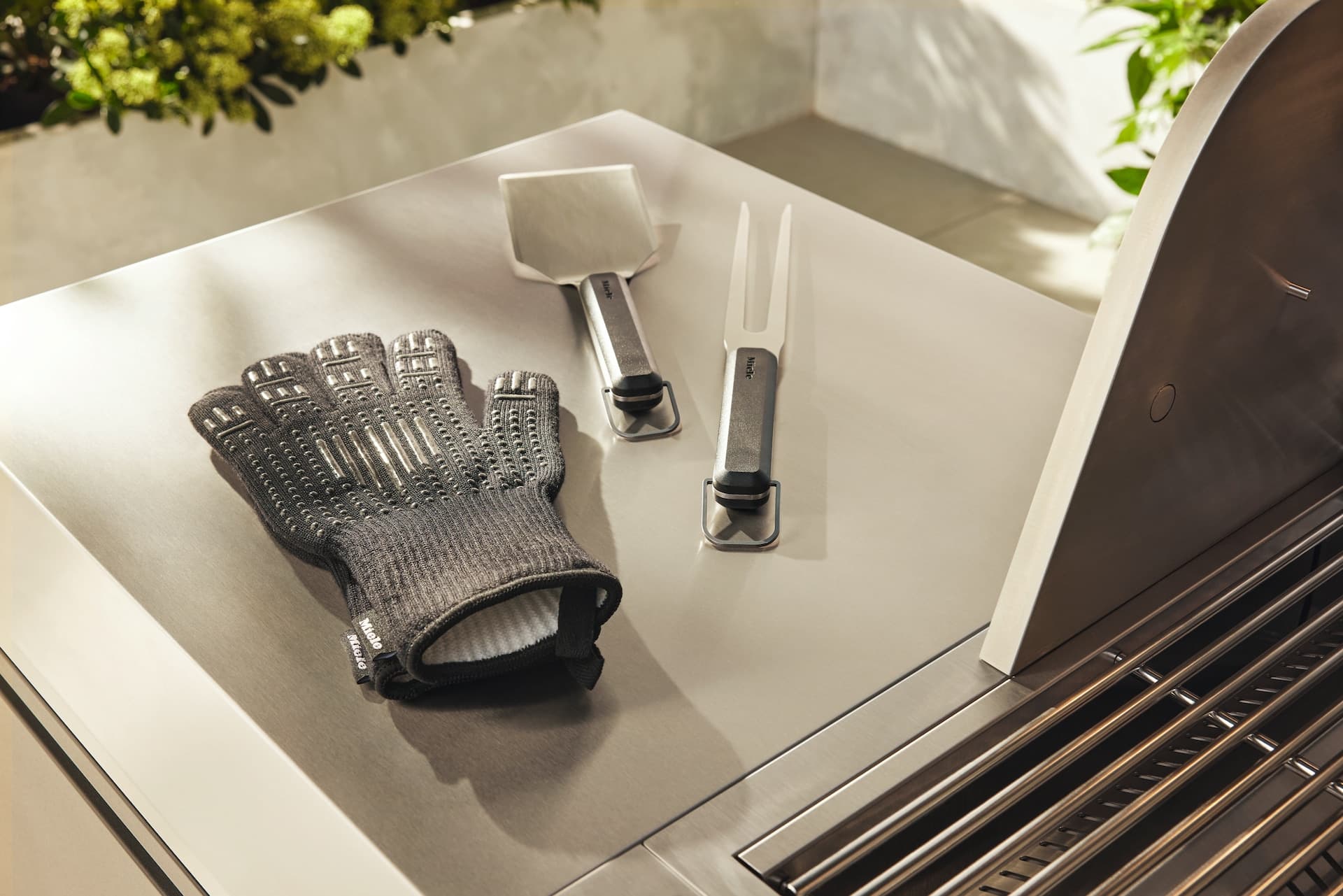 Grillhandschuh und Grillbesteck der Miele Outdoor-Küche