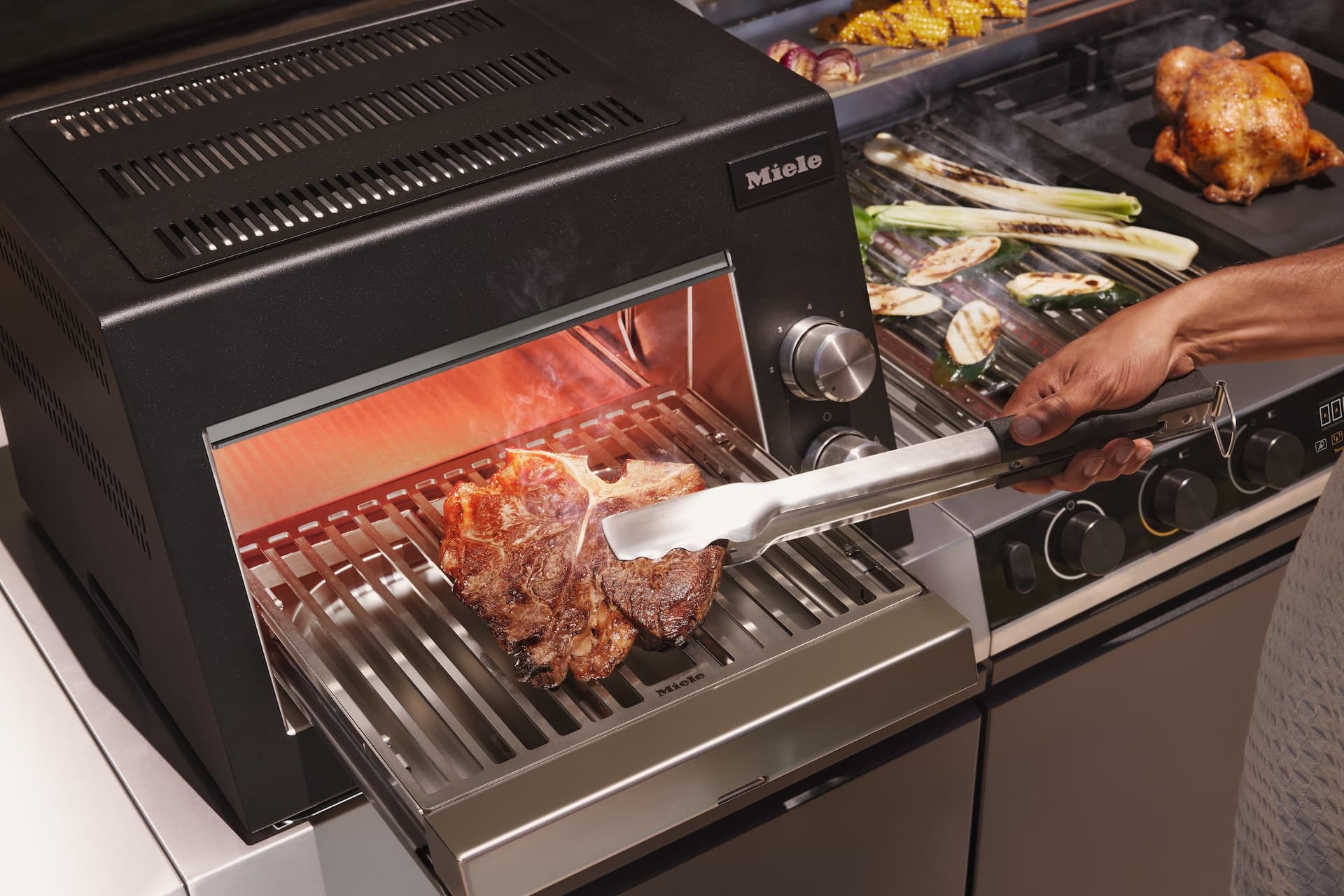 Steak auf dem Grill der Miele Outdoor-Küche