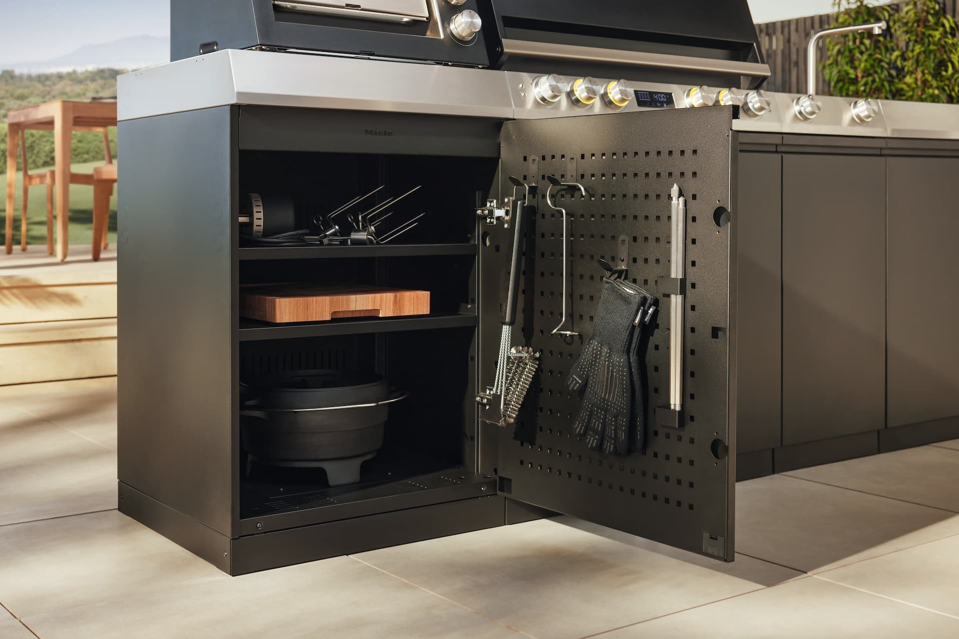 Geöffnetes Stauraummodul der Miele Outdoor-Küche