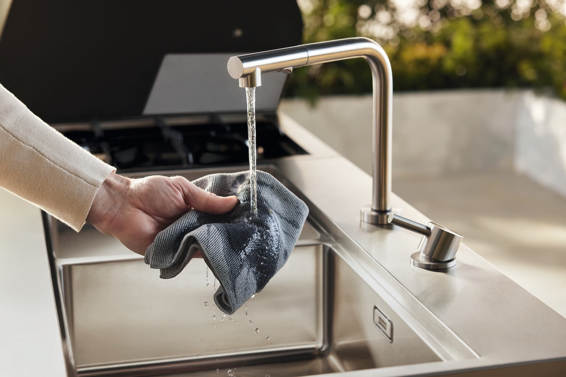 Spülmodul der Miele Outdoor-Küche in Benutzung